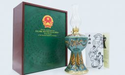 Thủ tướng Nguyễn Xuân Phúc tặng ‘đèn Hoa Kỳ’ cho Tổng thống Mỹ